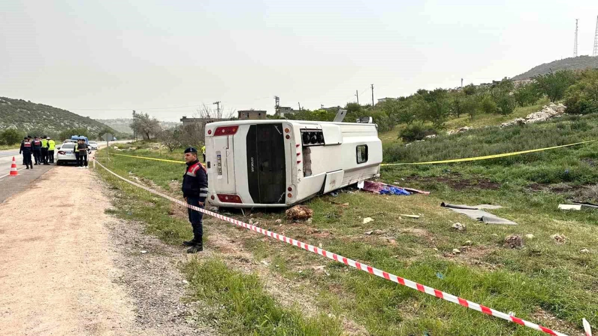 Gaziantep’te midibüs kazasında astsubay hayatını kaybetti, 17 kişi yaralandı