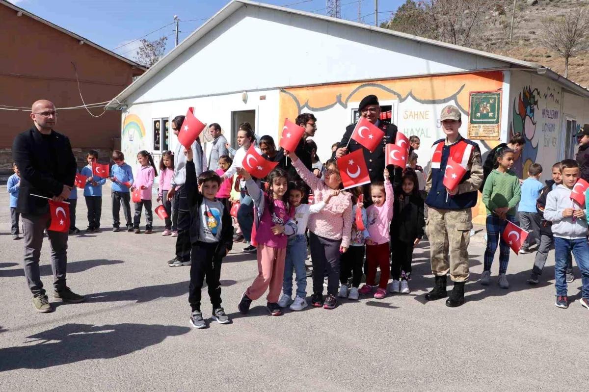 Gümüşhane’de Jandarma Ekipleri Köy Okullarını Ziyaret Etti