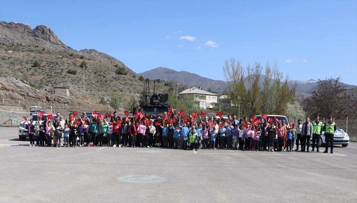 Gümüşhane Jandarma Komutanlığı, 23 Nisan’da Köy Okullarını Ziyaret Etti