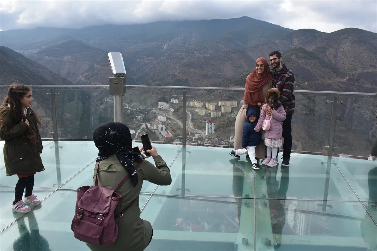 Gümüşhane Torul’daki Cam Seyir Terası Turistlerin İlgi Odağı