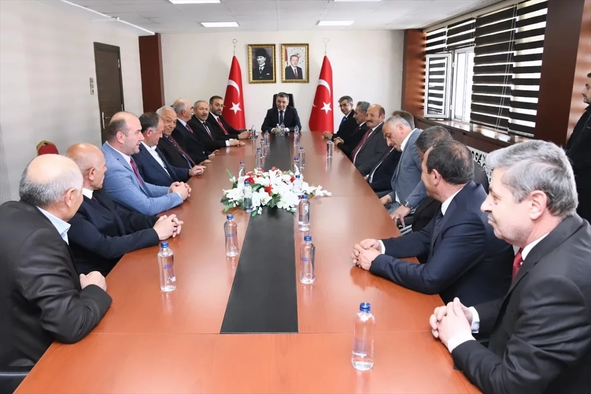 Gümüşhane Valisi Alper Tanrısever, İl Genel Meclisi Başkanı Eşref Balki ve üyelerle bir araya geldi