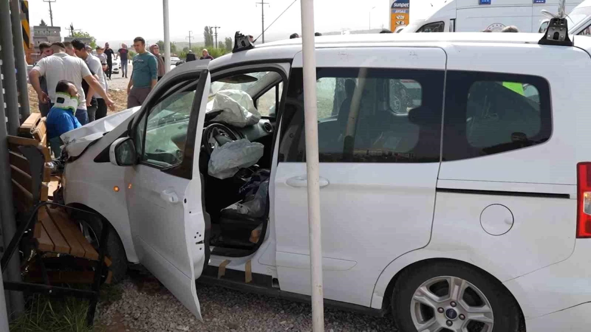 Kırıkkale’de ‘evde sağlık hizmeti’ aracıyla çarpışan hafif ticari araç yolcu durağına savruldu, 6 kişi yaralandı