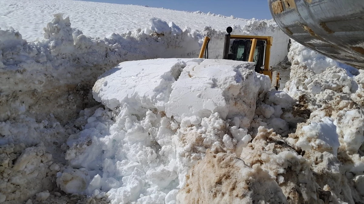 Hakkari’de karla mücadele ekipleri üs bölgesinin yolunu açmak için çalışıyor