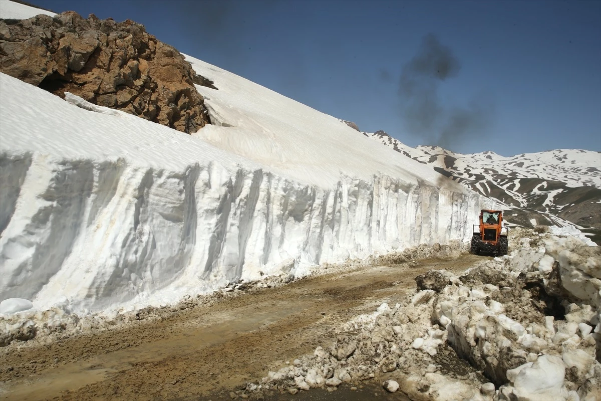 Hakkari'de 5 Metre Kar Kalınlığına Ulaşan Yol Açılıyor