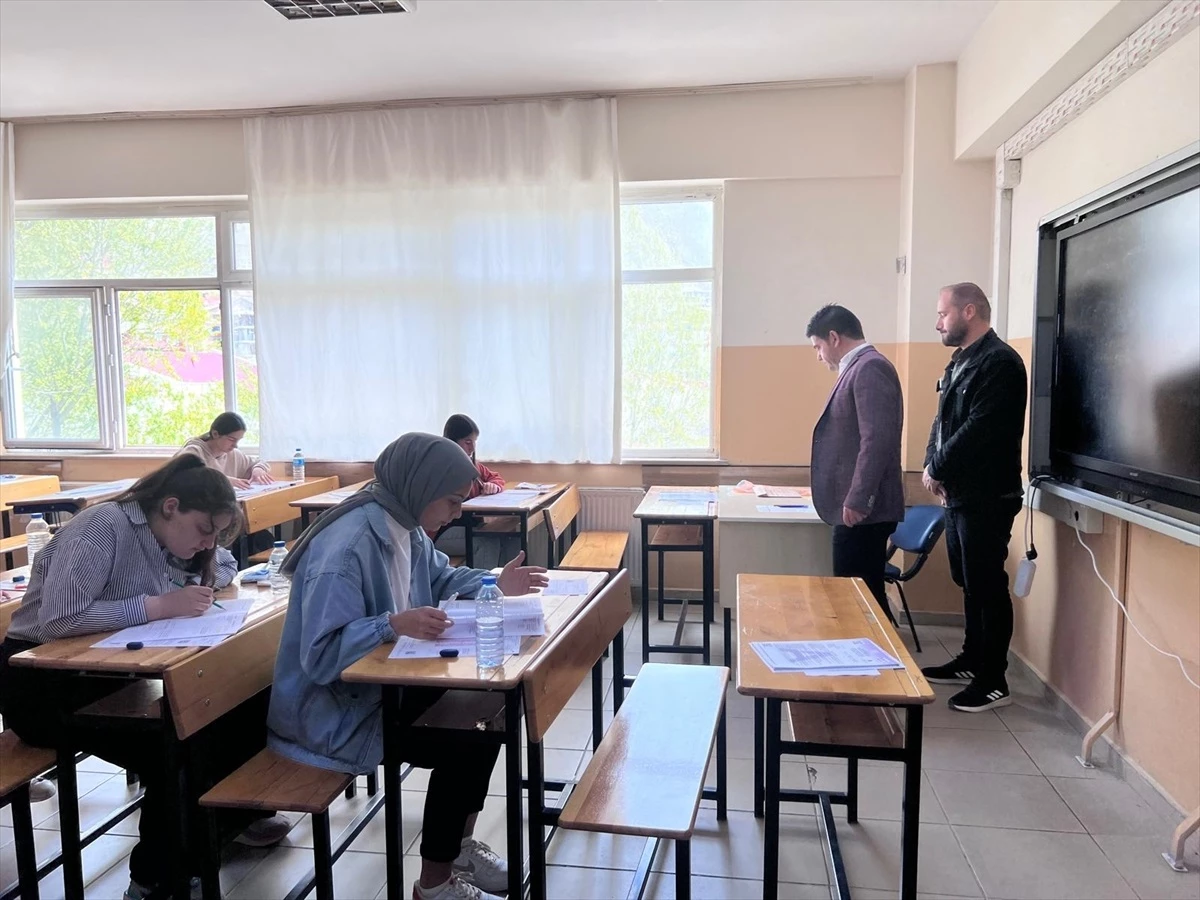 Hakkari’de Bursluluk Sınavı 8 Bin 43 Öğrenciyle Gerçekleştirildi