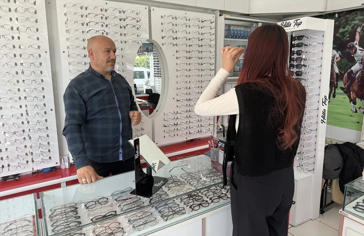 Nevşehir’de Optik Dükkanı İşleten Ali Akarsu, İhtiyaç Sahibi Ailelere Gıda Paketi Dağıtıyor