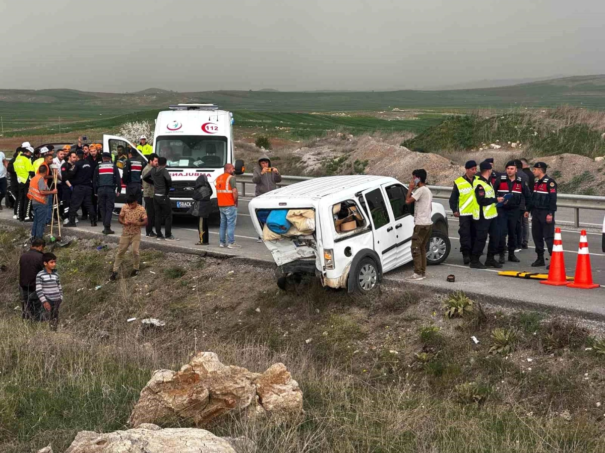 Sivas'ta Ticari Araçlar Çarpıştı: 10 Kişi Yaralandı