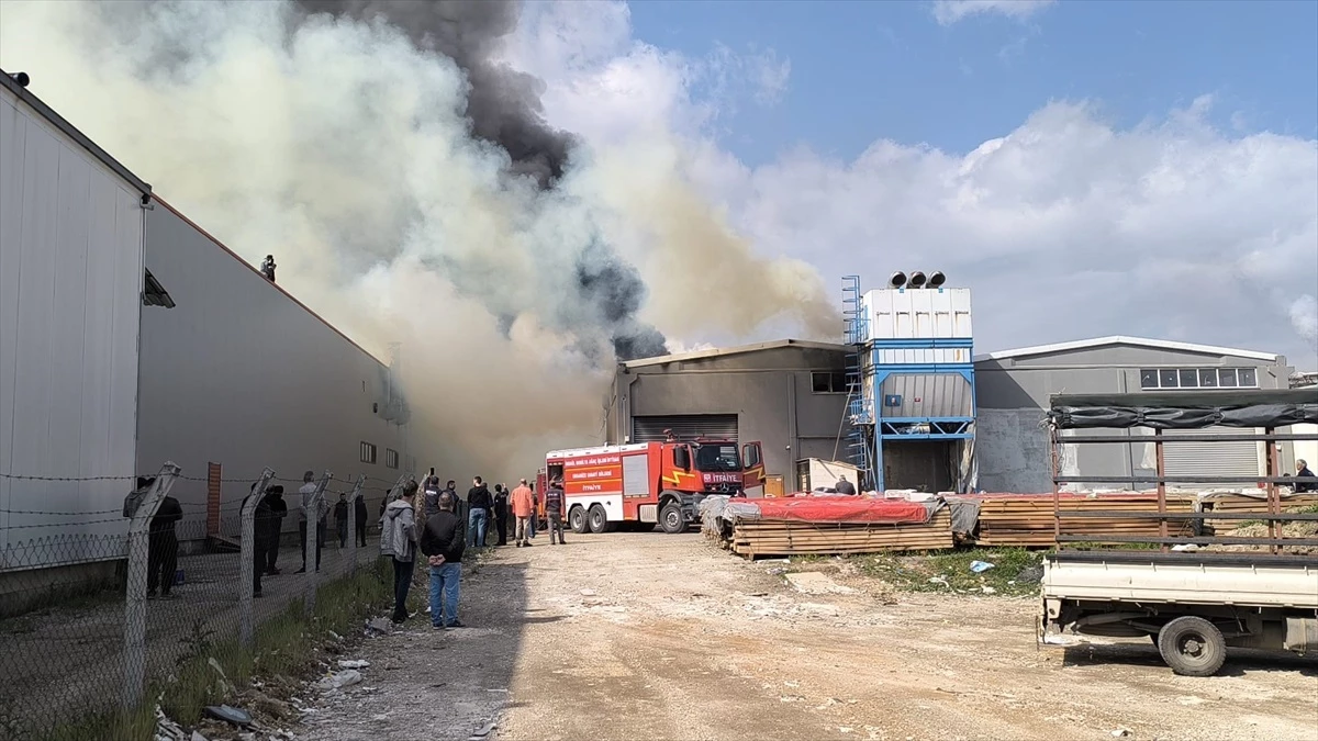 İnegöl'deki Mobilya Fabrikasında Yangın Çıktı