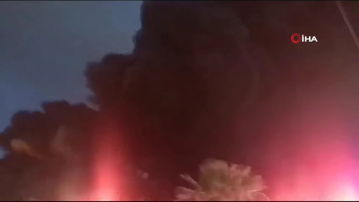 İzmir’de 2 ayrı fabrikada çıkan yangına itfaiye ekipleri müdahale ediyor