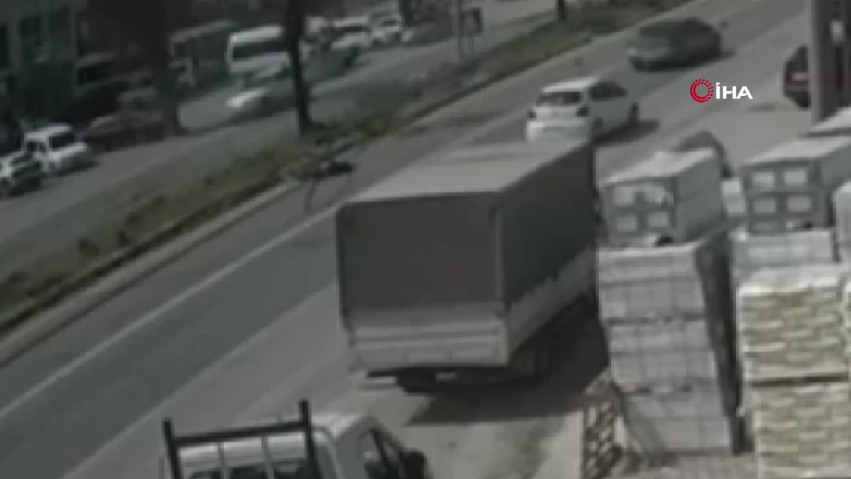 İzmir'de feci kaza kamerada: Transitin çarptığı motosikletteki karı koca hayatını kaybetti