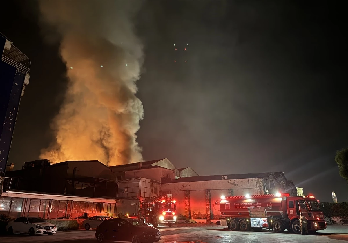 İzmir Kemeraltı’ndaki İş Merkezinde Yangın Kontrol Altına Alındı