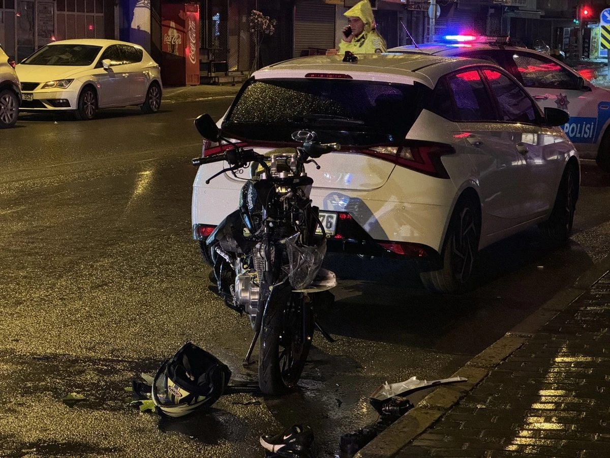 İzmir'de motosiklet ile otomobil çarpışması: Sürücü ağır yaralandı