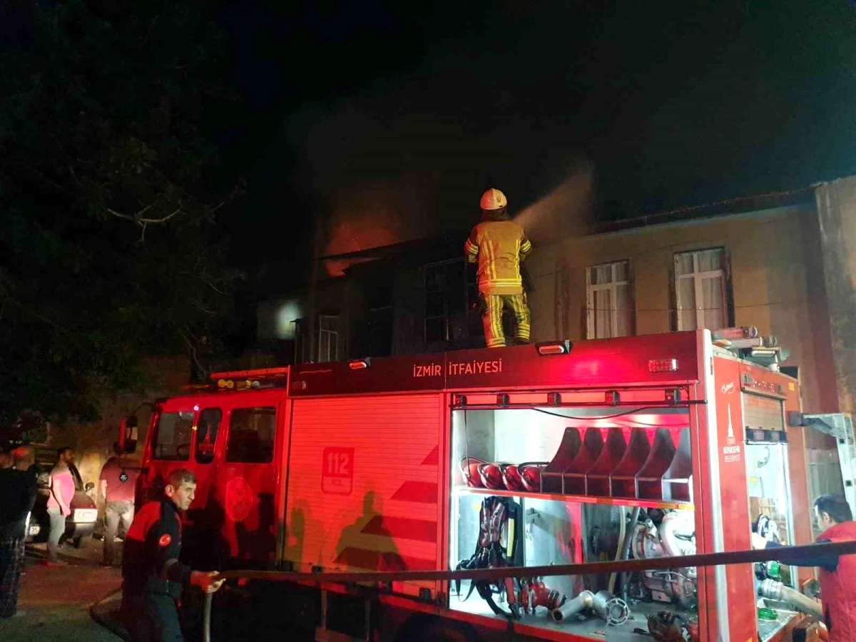 İzmir'de Tekstil Atölyesinde Çıkan Yangın Bitişikteki Binaya Sıçradı