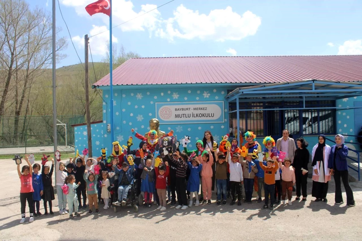 Bayburt İl Jandarma Komutanlığı, Mutlu İlkokulu Öğrencilerine Sürpriz Yaptı