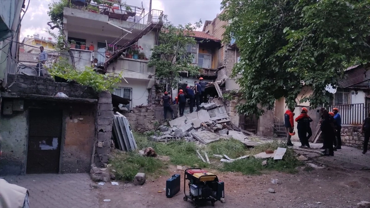 Kahramanmaraş’ta ağır hasarlı bina kendiliğinden çöktü
