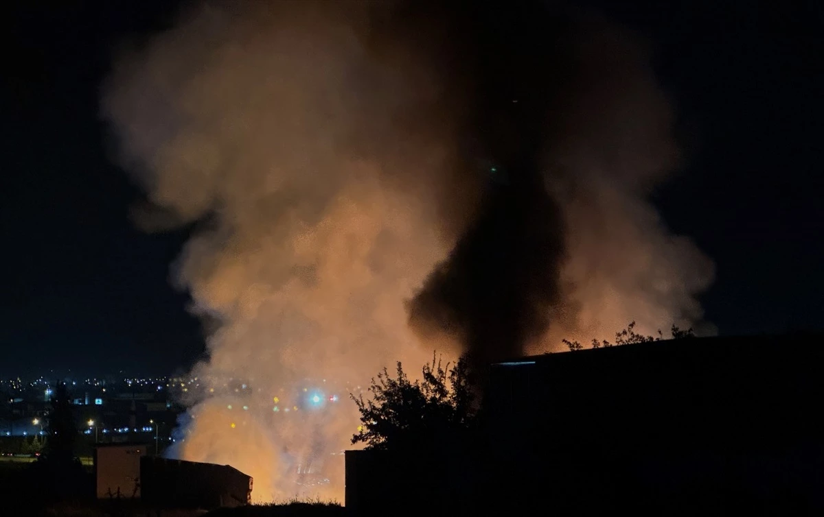 Kahramanmaraş’ta ahşap fabrikasında çıkan yangına müdahale devam ediyor