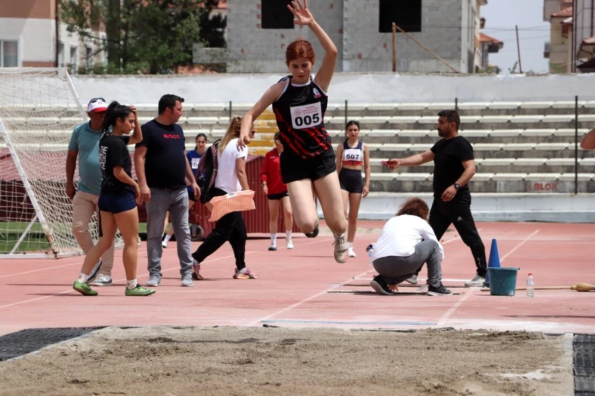 Karaman'da Gençler A-B Atletizm Grup Yarışmaları Başladı