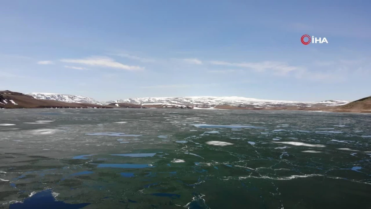 Kars'ın zirvesindeki gölün buzları çözülüyor