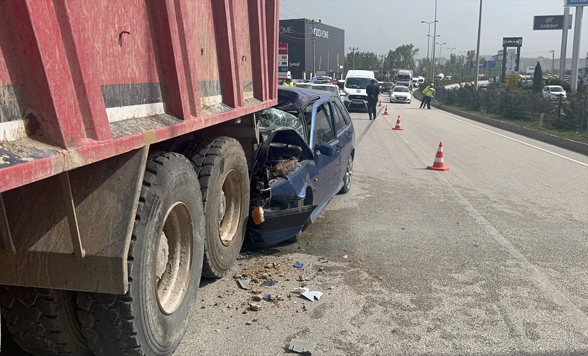 Kastamonu’da kamyona çarpan otomobilin sürücüsü hayatını kaybetti, eşi ve çocuğu yaralandı
