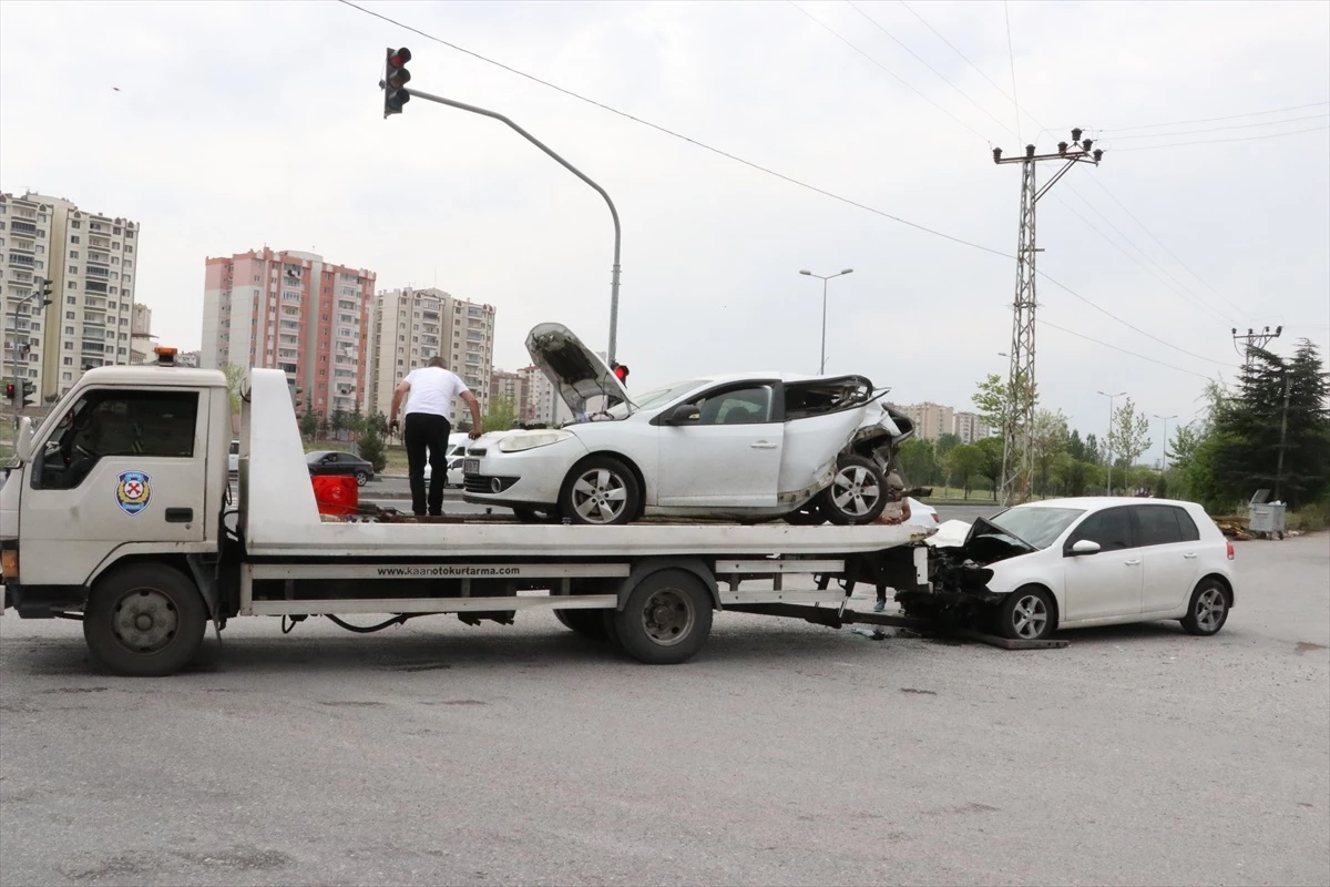Kayseri'de Otomobil Çarpışması: 4 Yaralı