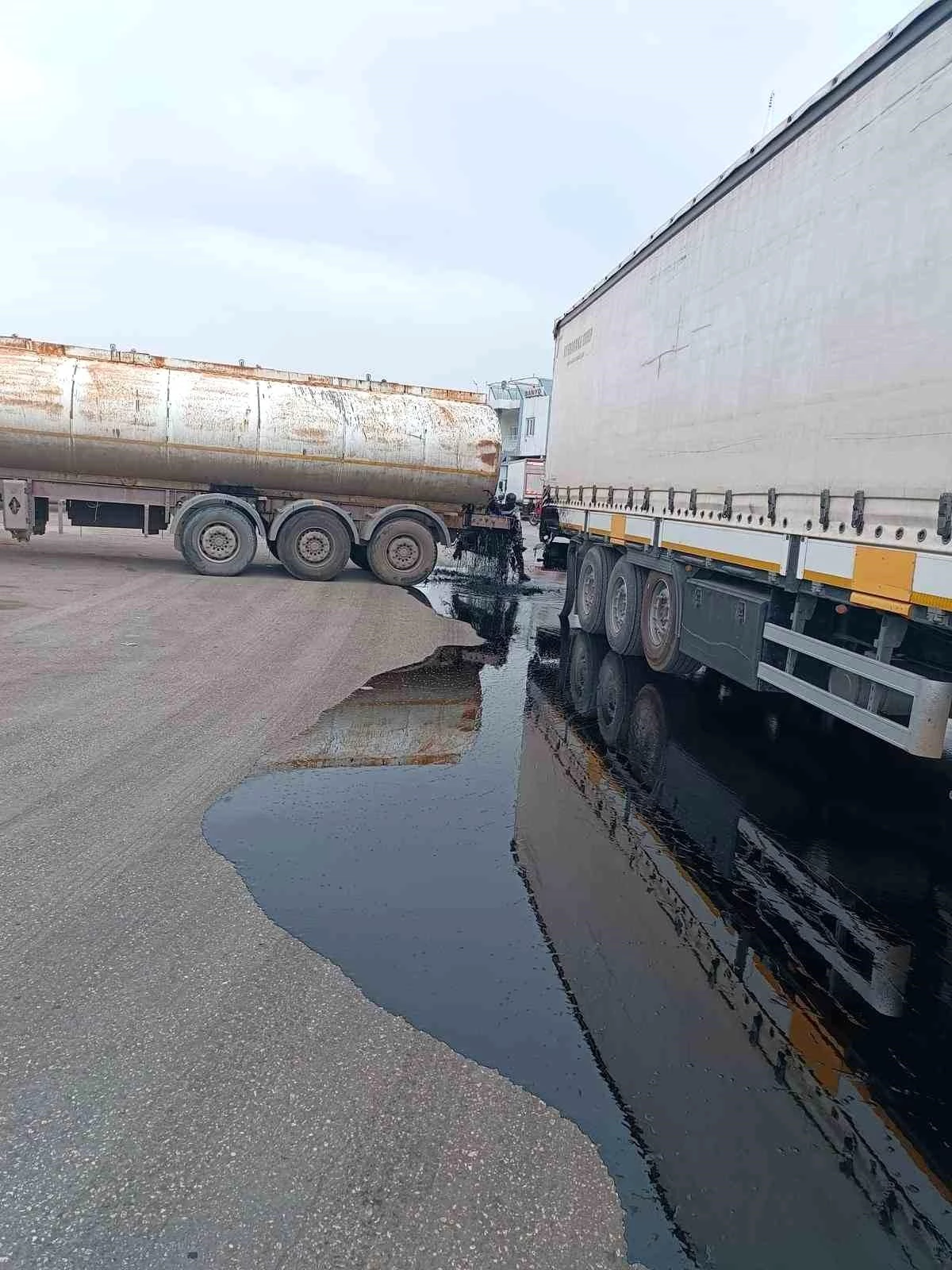 Mardin'de Yakıt Dolu Tanker ile Tır Çarpıştı, Binlerce Litre Yağ Yollara Aktı