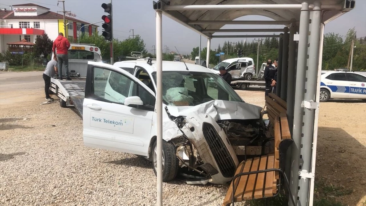 Kırıkkale’de 2 hafif ticari araç çarpıştı: 6 yaralı