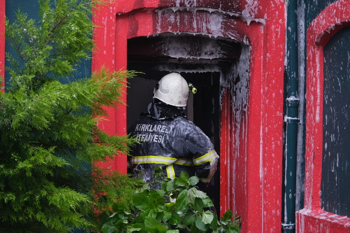 Kırklareli'nde tarihi binada çıkan yangına müdahale sürüyor