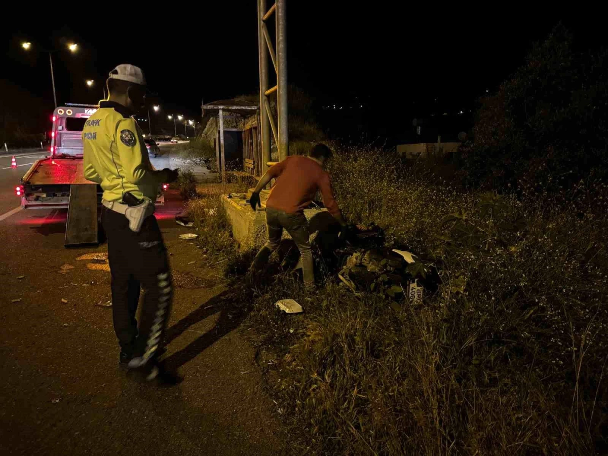 Antalya'da tek taraflı motosiklet kazası: Sürücü yaralandı