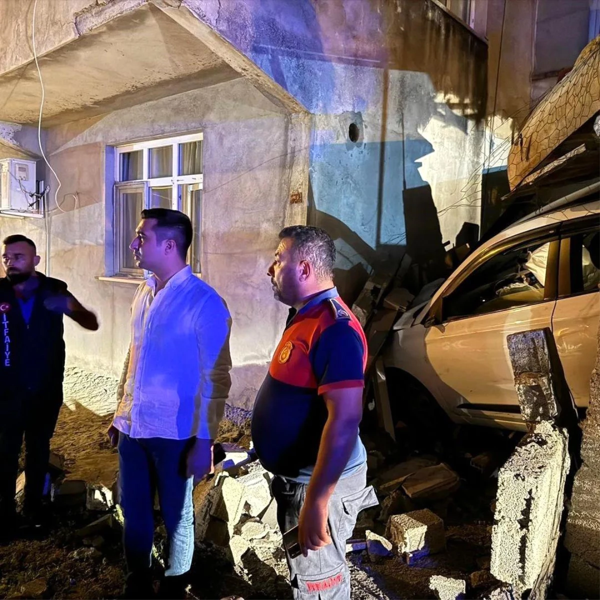 Kadirli'de otomobil evin duvarına çarptı: 1 yaralı, 1 kişi fenalık geçirdi
