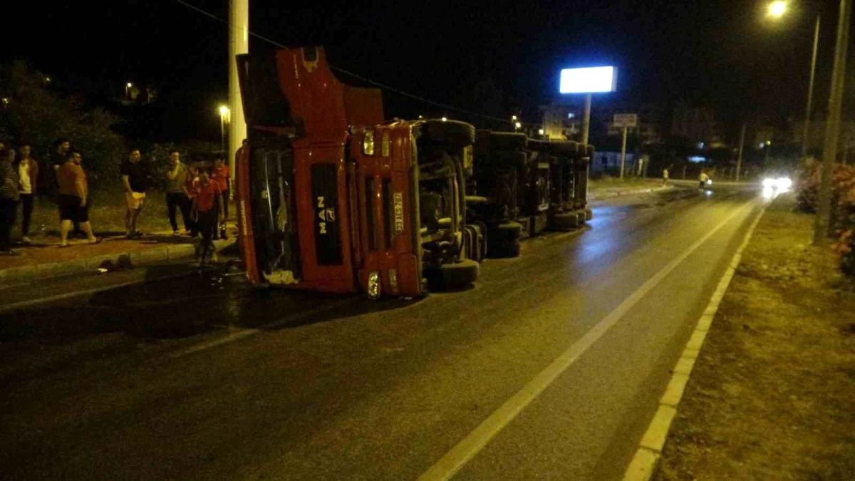 Mersin'de yağış nedeniyle kaza: Otomobil kaldırıma vurdu, tır devrildi