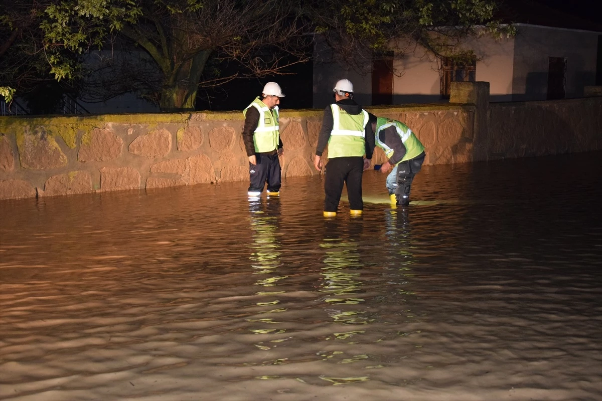 Konya'nın Kulu ilçesinde sağanak yağış hayatı olumsuz etkiledi