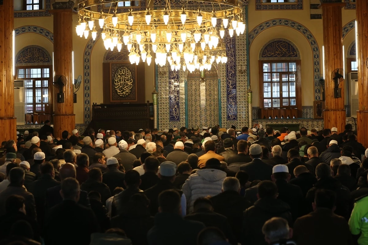 Ramazan Bayramı Namazı Konya, Karaman, Aksaray ve Afyonkarahisar’da Yoğun Katılımla Kılındı