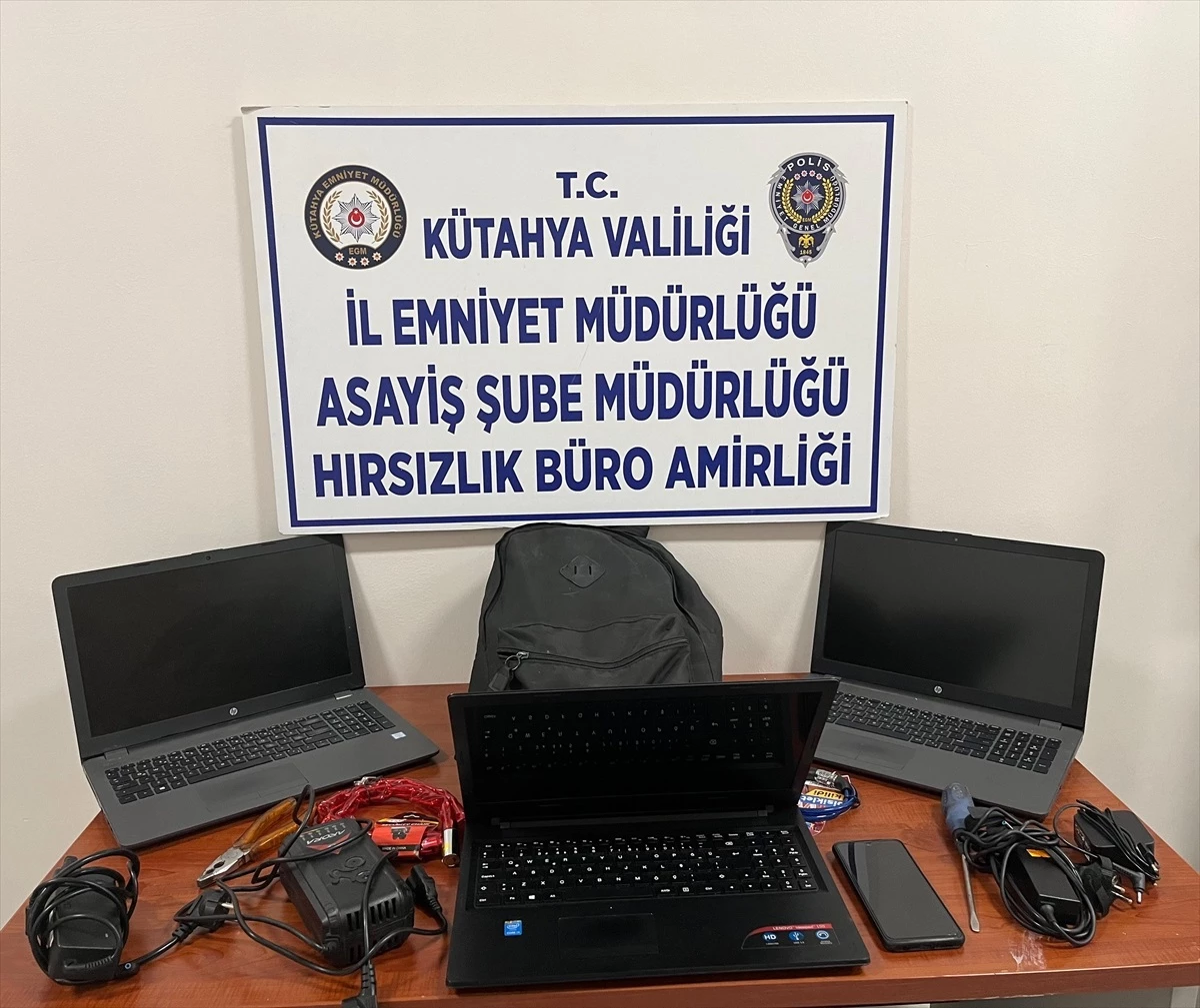 Kütahya, Bursa ve Yalova’da Okullardan Dizüstü Bilgisayar Çalan Zanlı Gözaltına Alındı