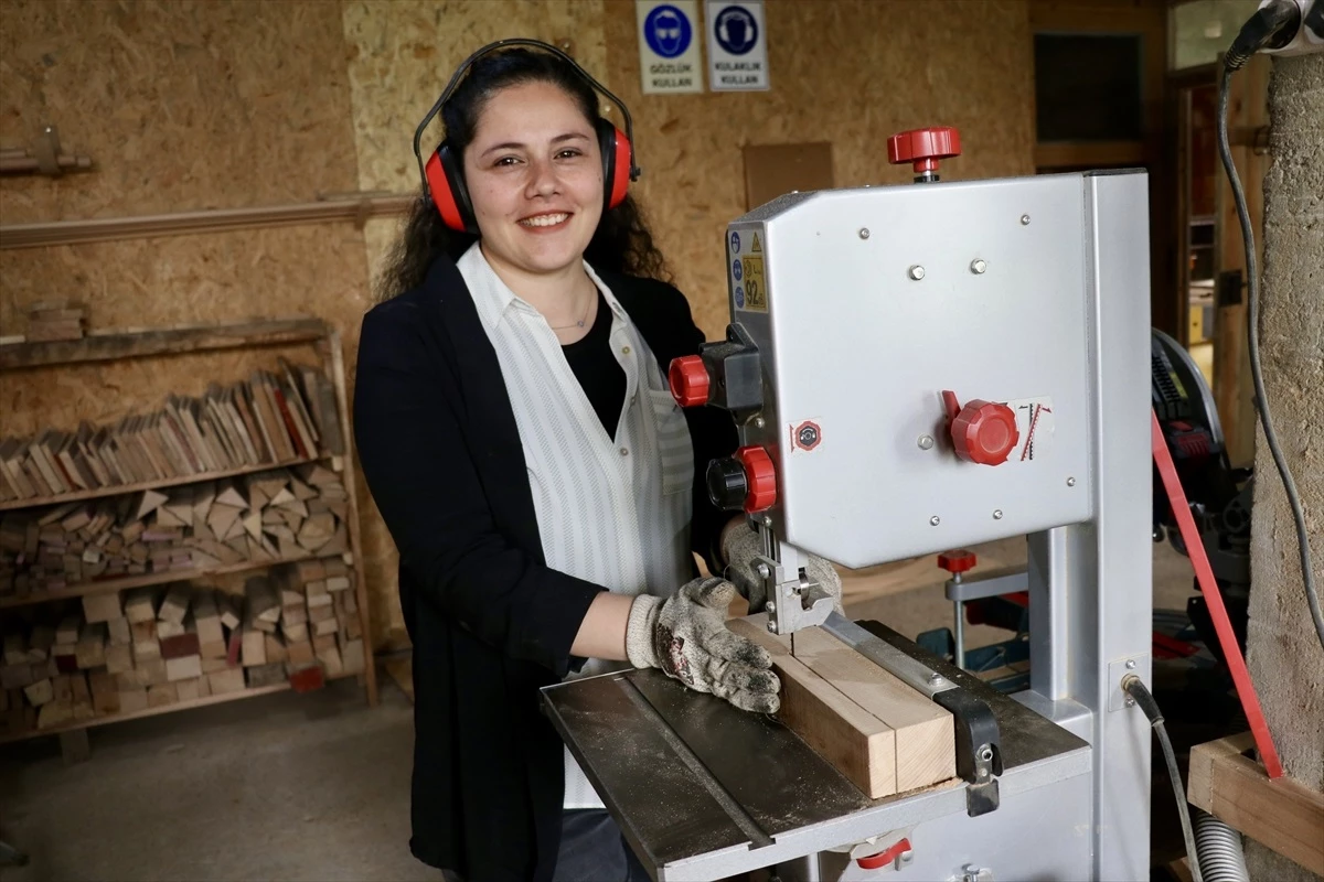 Makine Mühendisi Çift, Trabzon'da Ahşap Oyuncak Üretiyor