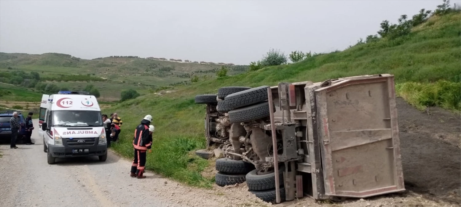Malatya’da devrilen kum yüklü kamyonun sürücüsü yaralandı