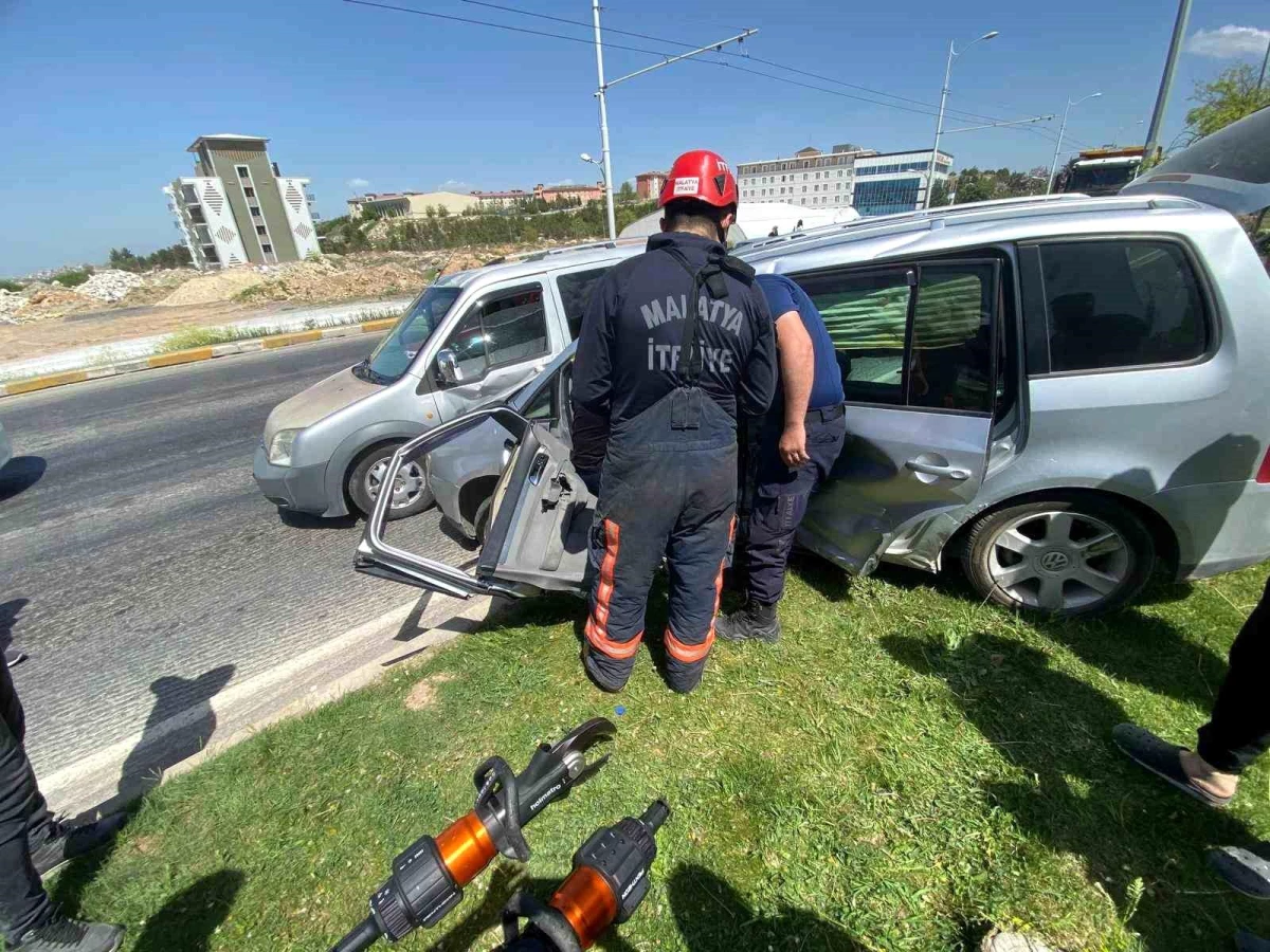 Malatya'da kavşakta üç aracın karıştığı trafik kazasında 4 kişi yaralandı