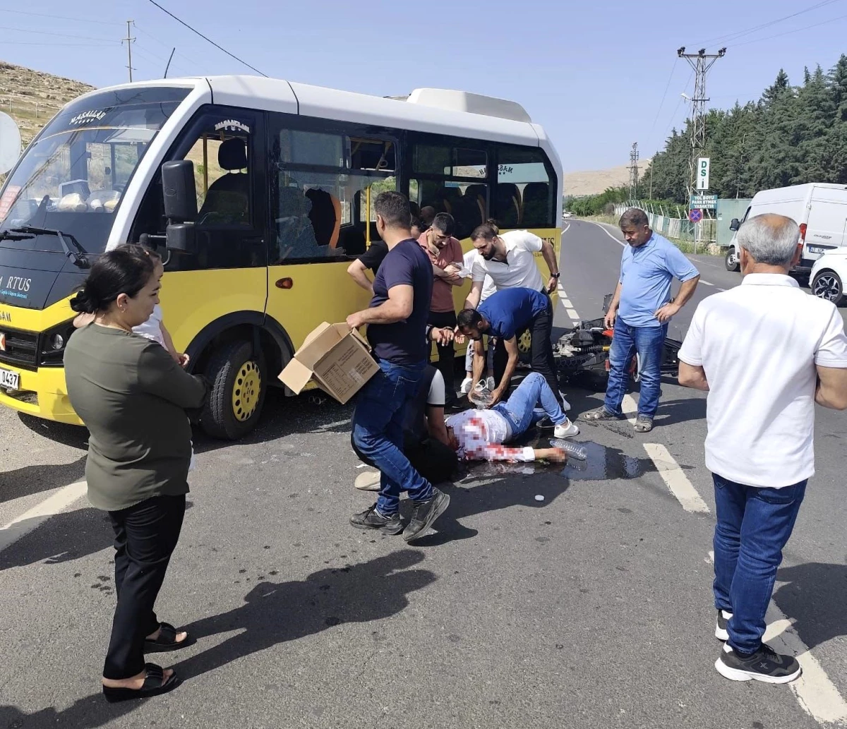 Mardin’in Nusaybin ilçesinde minibüs ile motosiklet çarpışması sonucu 3 kişi yaralandı
