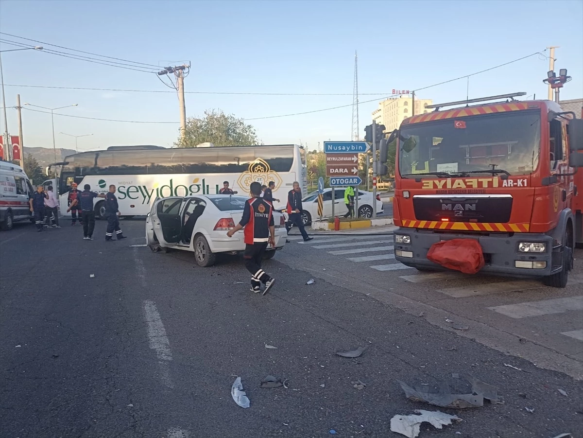 Mardin'de otomobil ile hafif ticari araç çarpıştı: 4 yaralı