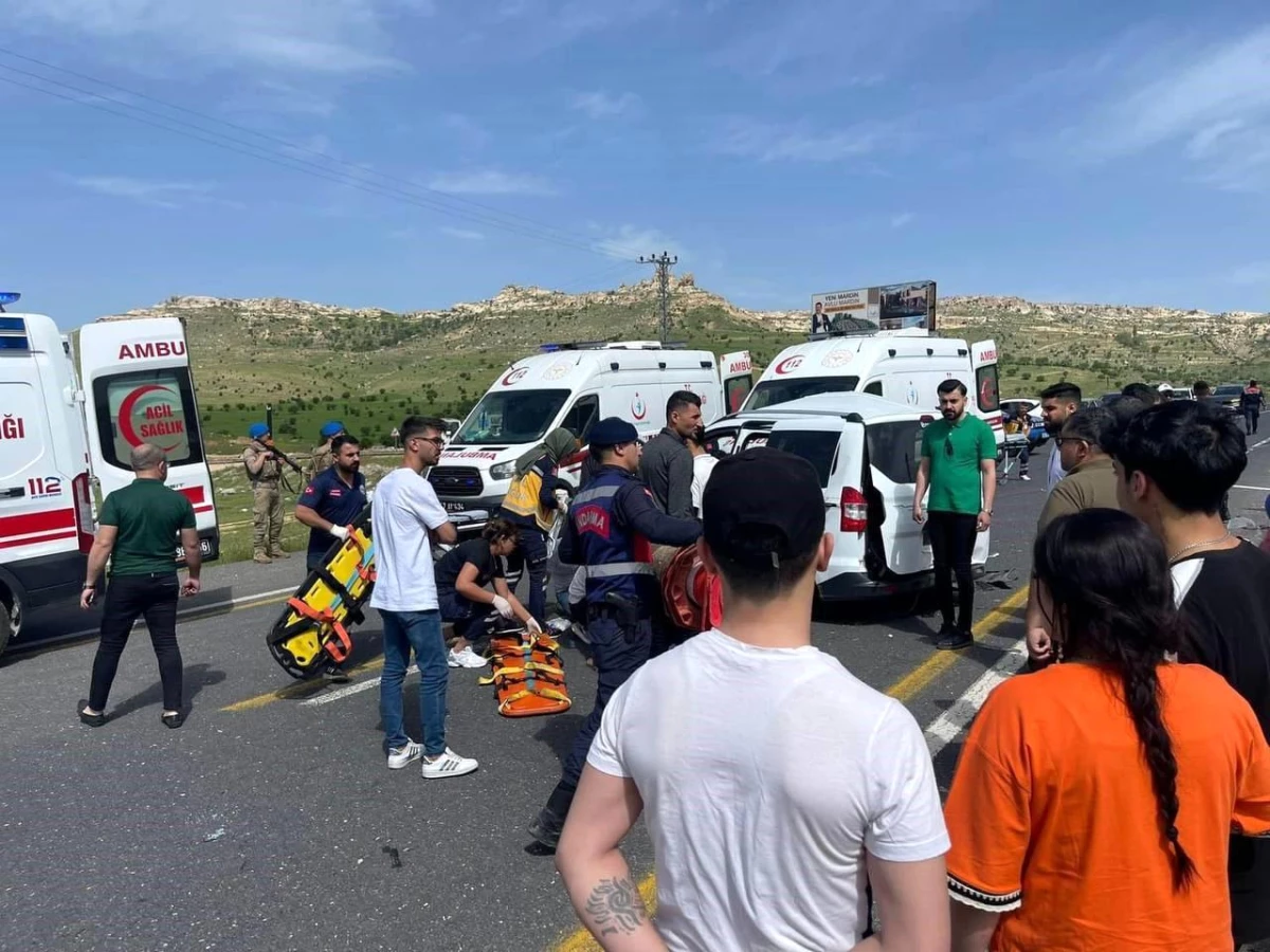 Mardin’de transit ile hafif ticari araç çarpışması: 11 yaralı