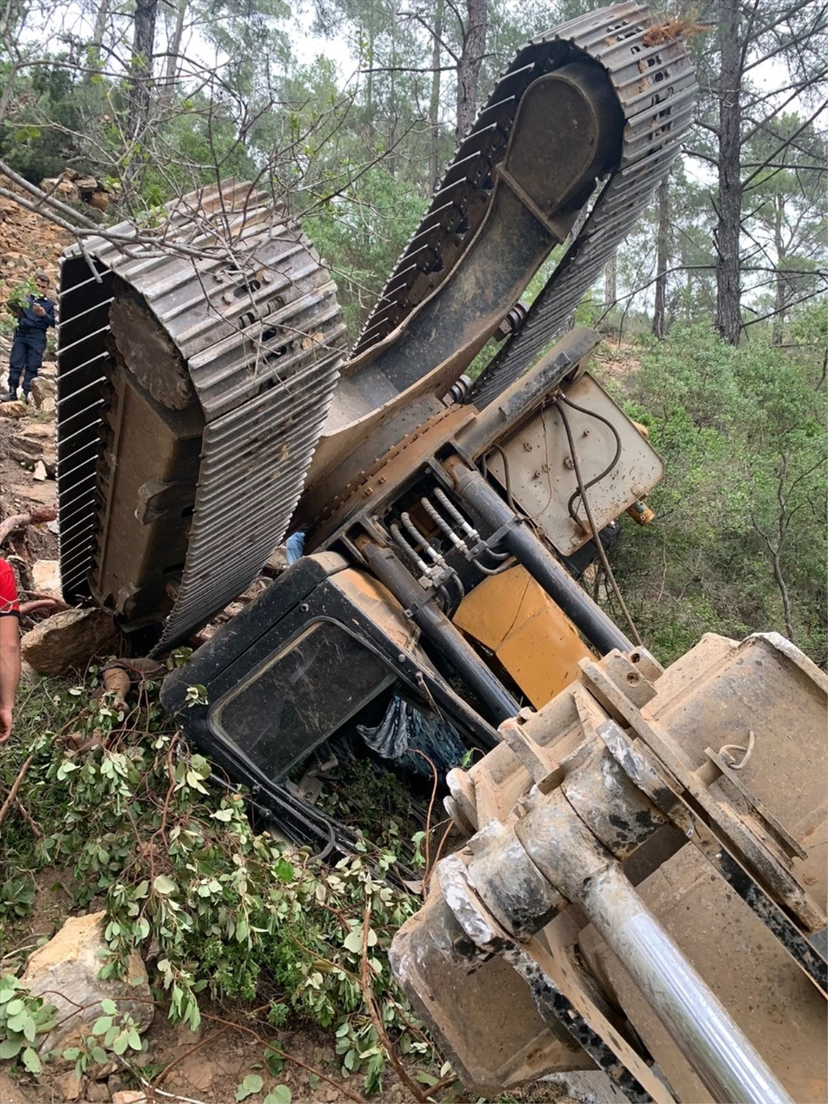 Mersin’de ormanlık alanda iş makinesi uçuruma devrildi, operatör hayatını kaybetti
