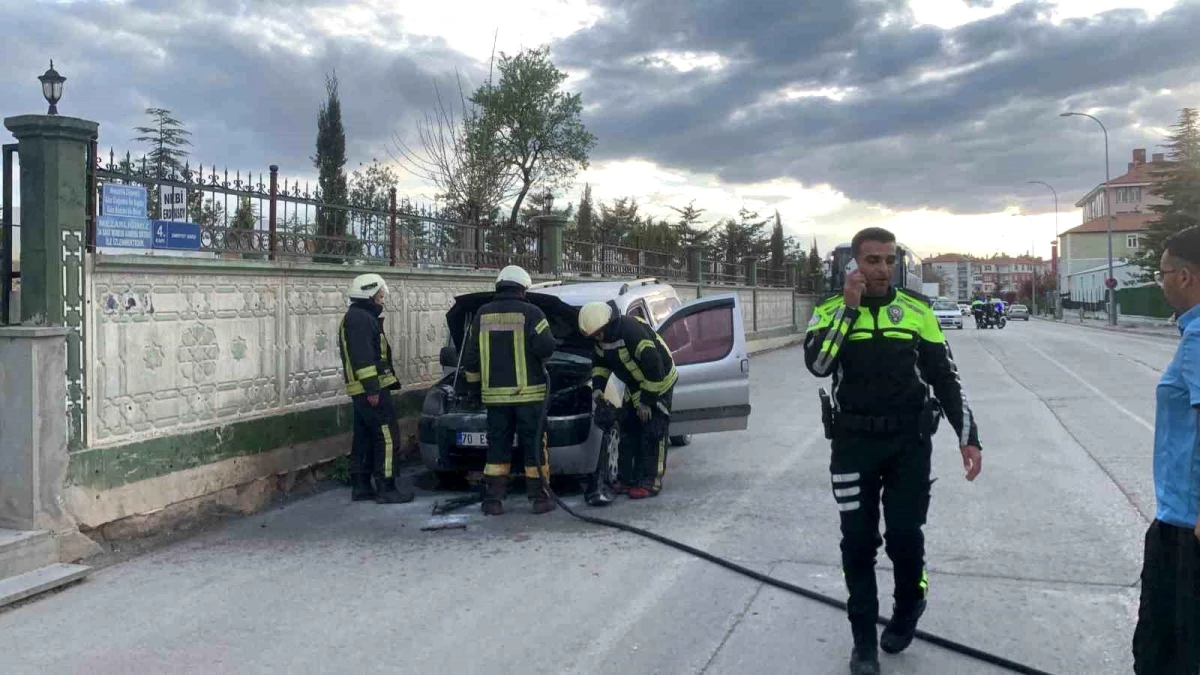 Karaman'da mezarlık ziyaretine giden vatandaşın aracı yandı
