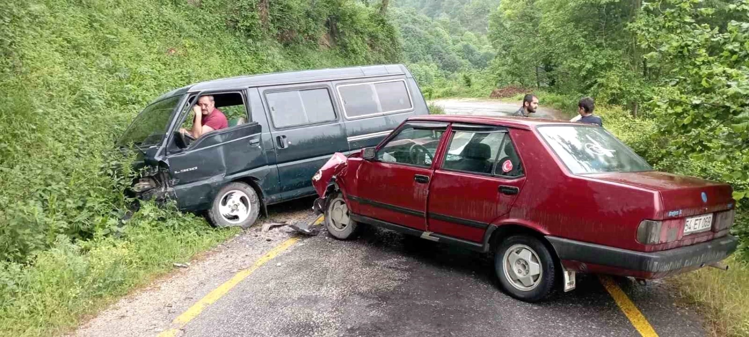 Sakarya'da otomobil ile minibüsün kafa kafaya çarpışması sonucu 3 kişi yaralandı