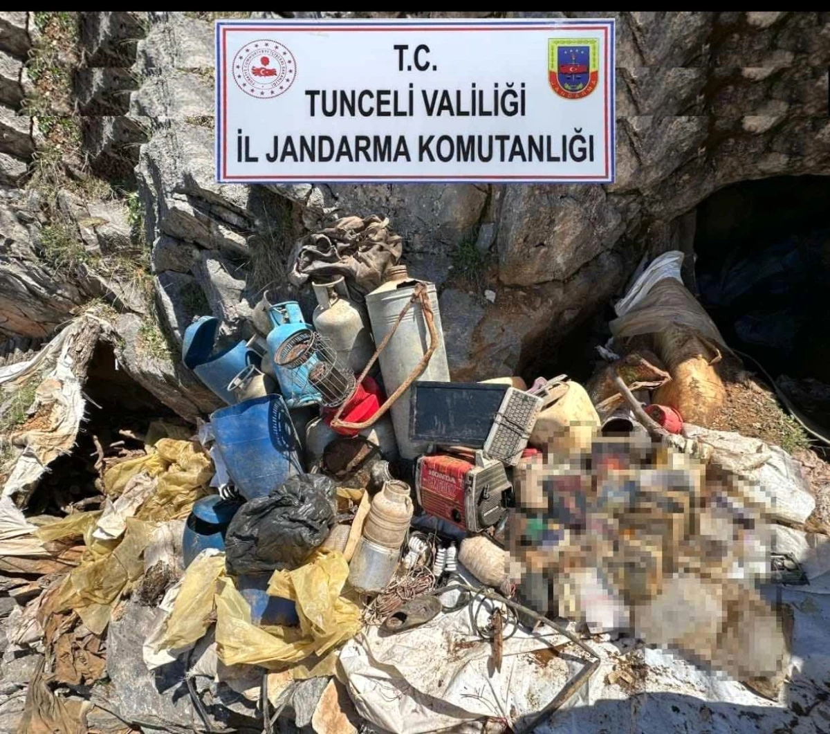 Tunceli'de Terör Örgütüne Ait 2 Sığınak ve Patlayıcılar Ele Geçirildi