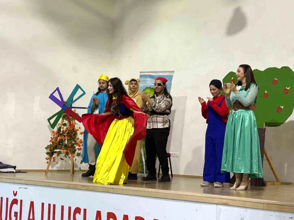 Muğla Uluslararası Gençlik Merkezi’nde Çocuklara Müzikli Tiyatro Gösterisi