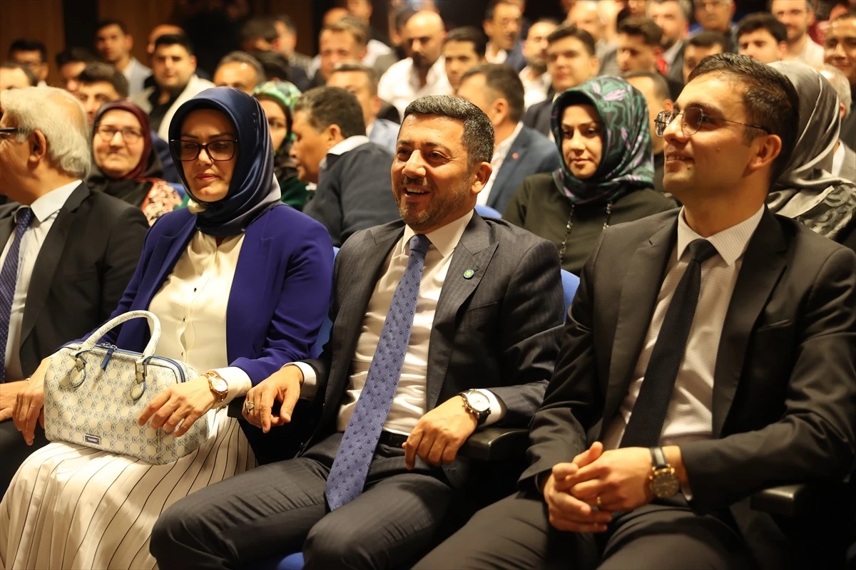 İYİ Parti Nevşehir Belediye Başkanı Rasim Arı mazbatasını aldı