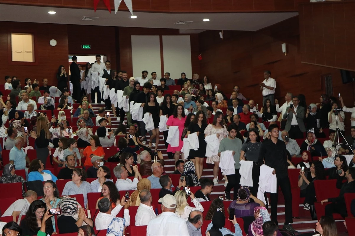 Niğde Ömer Halisdemir Üniversitesi Tıp Fakültesi'nde Öğrencilere Beyaz Önlük Giyme Töreni Düzenlendi