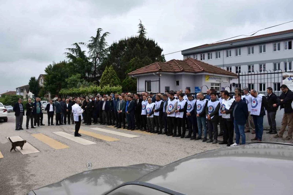 Sakarya'da İmam Hatip Ortaokulu Müdürü ve Yardımcısına Şiddet Protesto Edildi