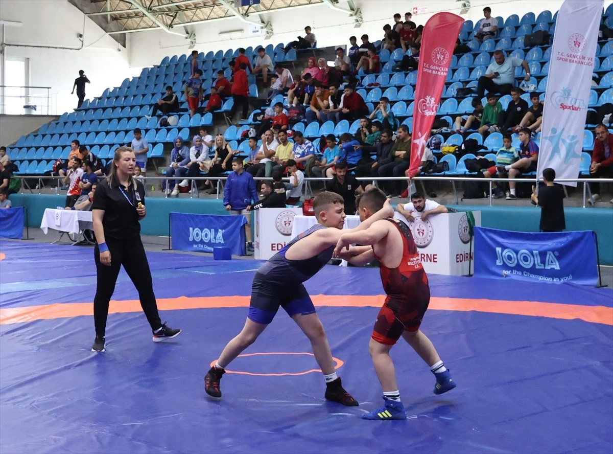 Edirne’de Okullar Arası Güreş Türkiye Şampiyonası Başladı