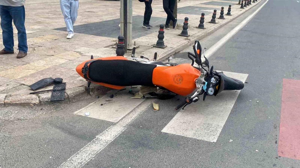 Düzce'de Otomobil ile Motosiklet Çarpıştı, Motosiklet Sürücüsü Yaralandı