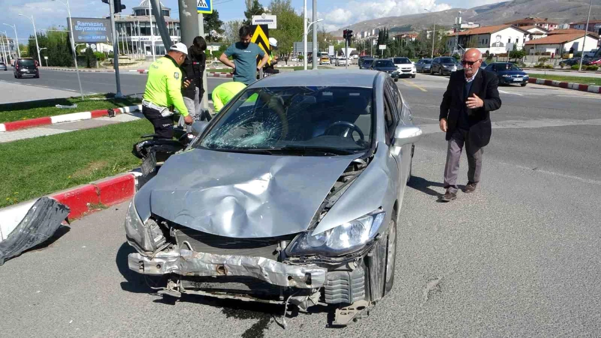 Malatya'da otomobil ile motosikletin karıştığı trafik kazasında 1'i ağır 2 kişi yaralandı